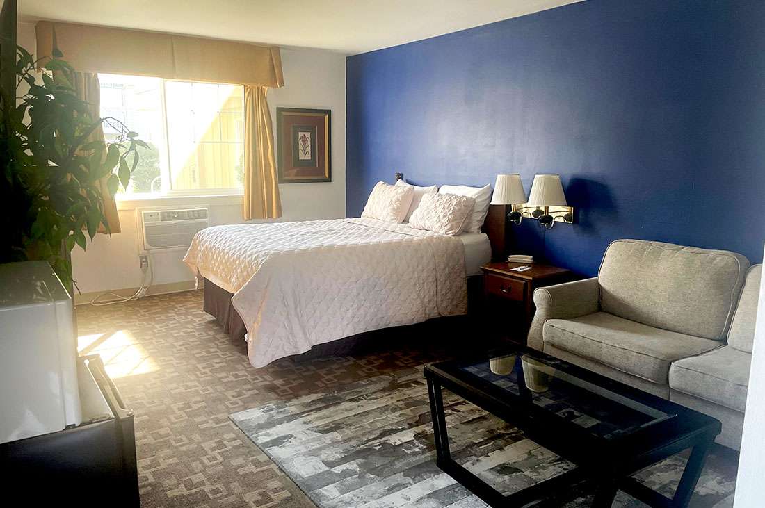 Three Rivers Queen Deluxe Single Queen Suite (1-3 Persons) | Three Rivers Inn