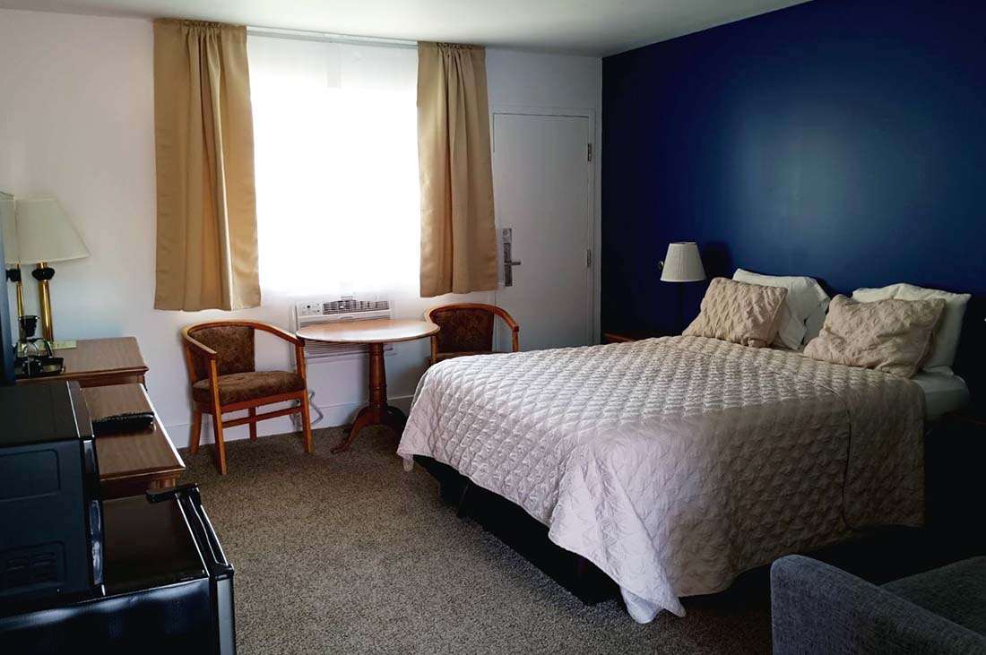 Three Rivers Queen Junior Deluxe Queen | Three Rivers Inn