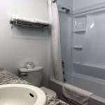 Junior Deluxe Queen bathroom