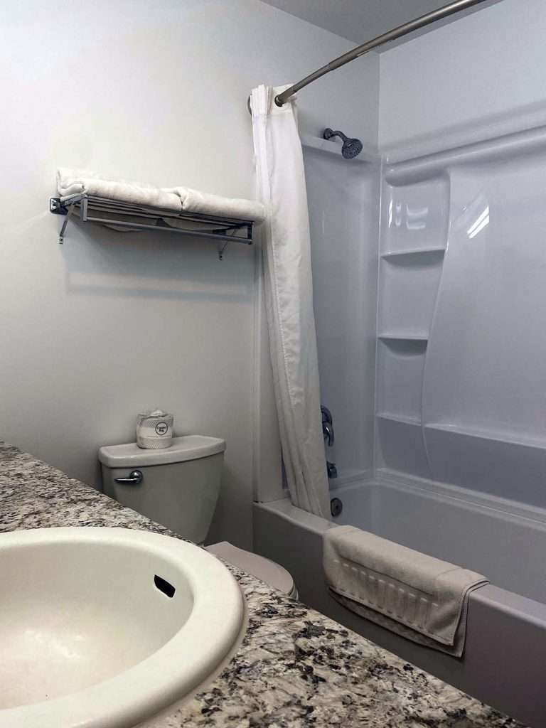 Junior Deluxe Queen bathroom