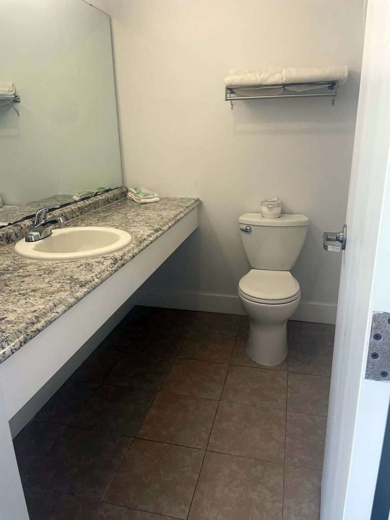 Junior Deluxe Queen bathroom